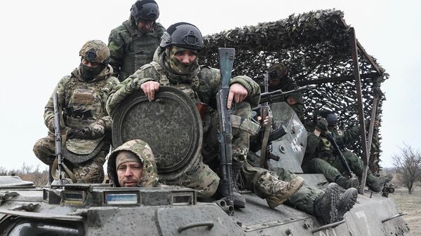 جنود القوات المسلحة الروسية الواصلون حديثاً يجرون تدريباً في ميدان للتدريب في منطقة المنطقة العسكرية الخاصة في اتجاه محور زابوروجيه - سبوتنيك عربي