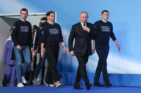 المرشح الرئاسي الروسي والرئيس الحالي فلاديمير بوتين يزور مقر حملته الانتخابية. - سبوتنيك عربي