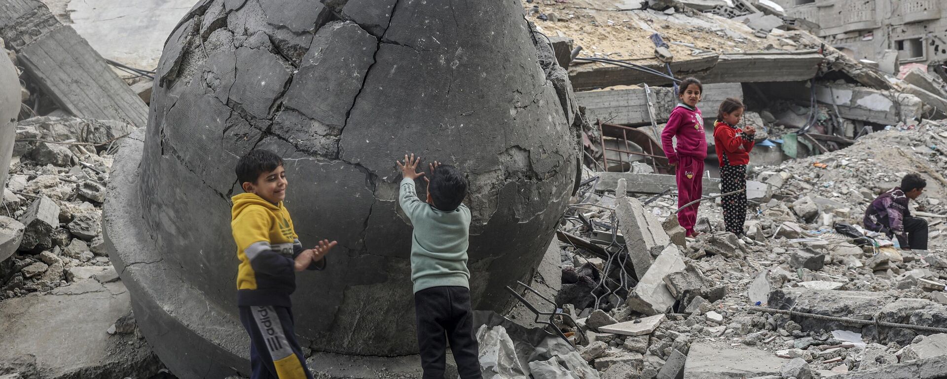 أطفال يلعبون بين أنقاض مسجد الفاروق الذي دمره القصف الإسرائيلي في رفح جنوب قطاع غزة - سبوتنيك عربي, 1920, 31.03.2024