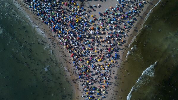 منظر جوي لأشخاص يستمتعون بشاطئ ريكريو دوس بانديرانتس وسط موجة حارة في ريو دي جانيرو البرازيلية. - سبوتنيك عربي