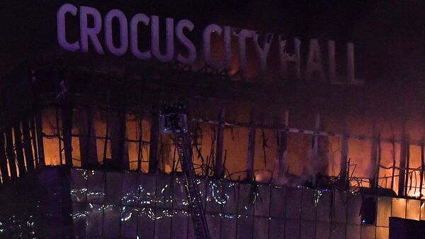 رجال الإطفاء يطفئون حريقًا كبيرًا في قاعة الحفلات الموسيقية كروكوس في أعقاب حادث إطلاق النار في كراسنوجورسك - سبوتنيك عربي