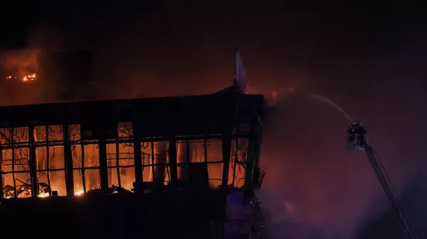 رجال الإطفاء يطفئون حريقًا كبيرًا في قاعة الحفلات الموسيقية كروكوس في أعقاب حادث إطلاق النار في كراسنوجورسك - سبوتنيك عربي