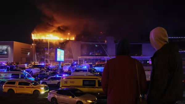 مركبات خدمات الطوارئ خارج قاعة الحفلات الموسيقية المحترقة في كروكوس في أعقاب حادث إطلاق النار في كراسنوجورسك - سبوتنيك عربي