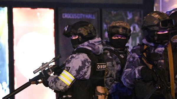 ضباط إنفاذ القانون بالقرب من مركز تسوق كروكوس سيتي في العاصمة موسكو  - سبوتنيك عربي