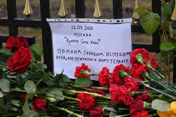 وضع أكاليل الزهور أمام سفارة روسيا في بيلاروسيا، تكريما لضحايا الهجوم الإرهابي الذي وقع في قاعة &quot;كروكوس سيتي&quot; في موسكو - سبوتنيك عربي