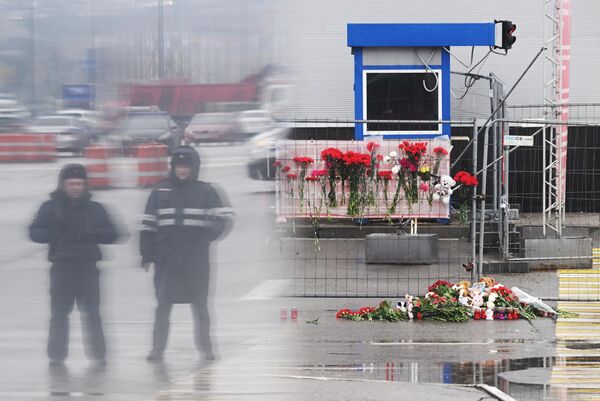وضع أكاليل الزهور أمام  قاعة &quot;كروكوس سيتي&quot;، موسكو - سبوتنيك عربي
