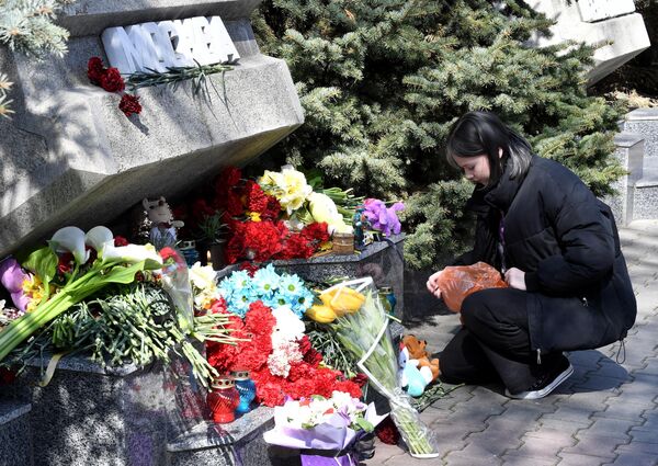 وضع أكاليل الزهور أمام النصب التذكاري &quot;موسكو&quot; في سيفاستوبول، تكريما لضحايا قاعة &quot;كوروكوس سيتي&quot;، حيث وقع الهجوم الإرهابي في موسكو - سبوتنيك عربي