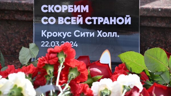 وضع أكاليل الزهور في شارع باومان في مدينة قازان، في ذكرى ضحايا قاعة كوروكوس سيتي، حيث وقع الهجوم الإرهابي في موسكو - سبوتنيك عربي