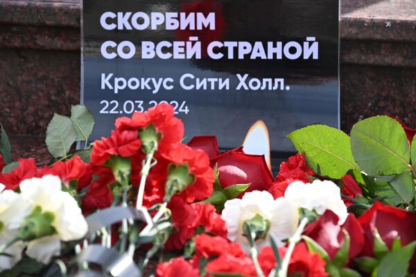 وضع أكاليل الزهور في شارع باومان في مدينة قازان، تكريما لضحايا قاعة &quot;كوروكوس سيتي&quot;، حيث وقع الهجوم الإرهابي في موسكو - سبوتنيك عربي
