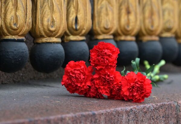 وضع أكاليل الزهور أمام المعهد التقني في مدينة سان بطرسبورغ، تكريما لضحايا قاعة &quot;كوروكوس سيتي&quot;، حيث وقع الهجوم الإرهابي في موسكو - سبوتنيك عربي