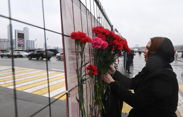 وضع أكاليل الزهور أمام قاعة &quot;كروكوس سيتي هول&quot;، تكريما لضحايا قاعة &quot;كوروكوس سيتي&quot;، حيث وقع الهجوم الإرهابي في موسكو - سبوتنيك عربي
