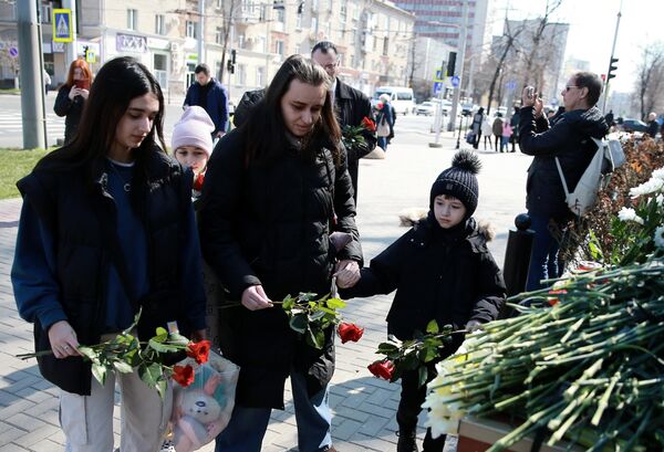 وضع أكاليل الزهور أمام سفارة روسيا في مدينة كيشنياو في مولدوفا، تكريما لضحايا قاعة &quot;كوروكوس سيتي&quot;، حيث وقع الهجوم الإرهابي في موسكو - سبوتنيك عربي