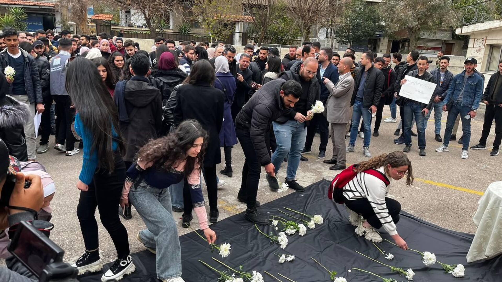 طلبة سوريون يقفون دقيقة صمت أمام سفارة روسيا بدمشق تضامنا مع ضحايا كروكوس - سبوتنيك عربي, 1920, 24.03.2024