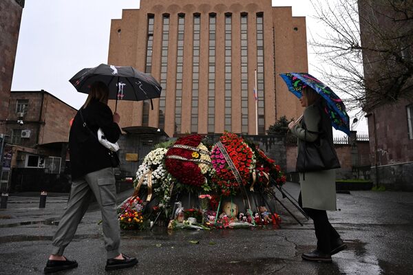 مواطنون يضعون الزهور على نصب تذكاري مؤقت أمام السفارة الروسية في يريفان أرمينيا، 23 مارس 2024، بعد يوم واحد من الهجوم المسلح على قاعة &quot;كروكوس سيتي&quot; بضواحي موسكو. - سبوتنيك عربي