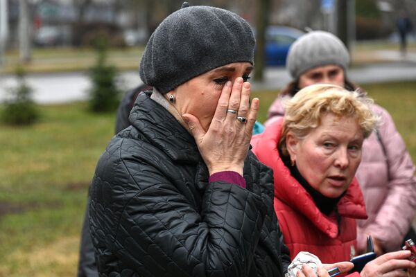 أشخاص يضعون الزهور أمام السفارة الروسية في مينسك، تخليدا لذكرى ضحايا الهجوم الإرهابي، الذي وقع في قاعة &quot;كروكوس سيتي&quot; بضواحي موسكو، 23 مارس 2024. - سبوتنيك عربي