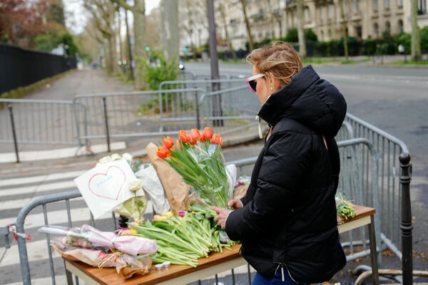 الناس يضعون الزهور أمام السفارة الروسية في باريس، فرنسا، في 23 مارس 2024، بعد يوم واحد من هجوم مسلح على قاعة &quot;كروكوس سيتي&quot; بضواحي موسكو. - سبوتنيك عربي