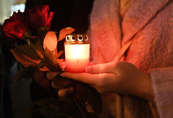الناس يضعون الشموع أمام السفارة الروسية في مينسك، بيلاروسيا، في 22 مارس 2024، تضامنا مع ضحايا الهجوم المسلح الذي وقع على قاعة &quot;كروكوس سيتي&quot; بضواحي موسكو. - سبوتنيك عربي