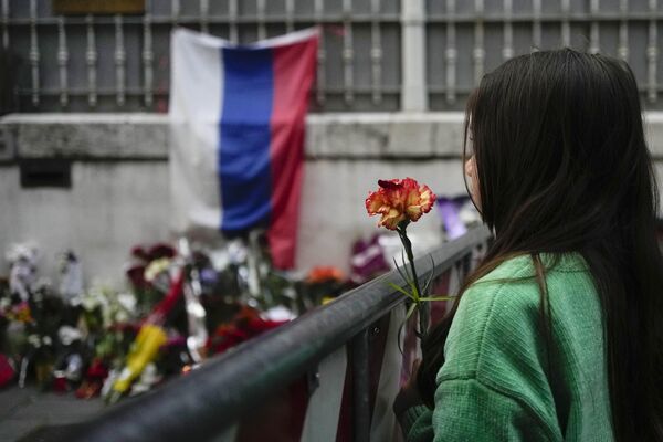 فتاة تحمل زهرة خارج السفارة الروسية في روما، إيطاليا، 23 مارس 2024، بعد يوم من الهجوم المسلح على قاعة &quot;كروكوس سيتي&quot; في ضواحي موسكو. - سبوتنيك عربي