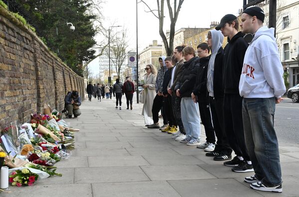 الناس يعبرون عن احترامهم بعد وضع الزهور أمام السفارة الروسية في لندن، إنجلترا، 23 مارس 2024، بعد يوم من الهجوم المسلح على قاعة &quot;كروكوس سيتي&quot; في ضواحي موسكو. - سبوتنيك عربي