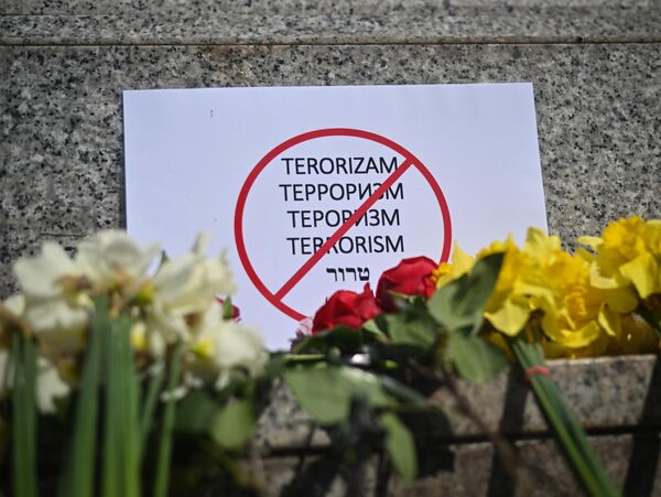تظهر هذه الصورة التي التقطت في بلغراد، صربيا، لافتة كُتب عليها &quot;لا للإرهاب&quot; والزهور من حولها، بعد يوم من الهجوم المسلح الذي وقع في قاعة &quot;كروكوس سيتي&quot; في ضواحي موسكو، 23 مارس 2024. - سبوتنيك عربي