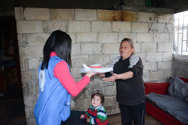 أطفال يتطوعون لتوزيع وجبات الإفطار على فقراء مدينتهم اللاذقية - سبوتنيك عربي