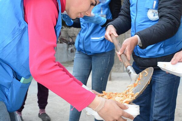أطفال يتطوعون لتوزيع وجبات الإفطار على فقراء مدينتهم اللاذقية - سبوتنيك عربي