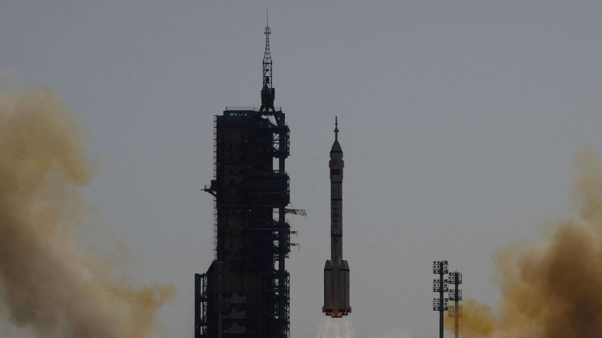 "تشانغ إيه-6" الصيني يصل إلى مداره بين الأرض والقمر في أول مهمة بتاريخ البشرية