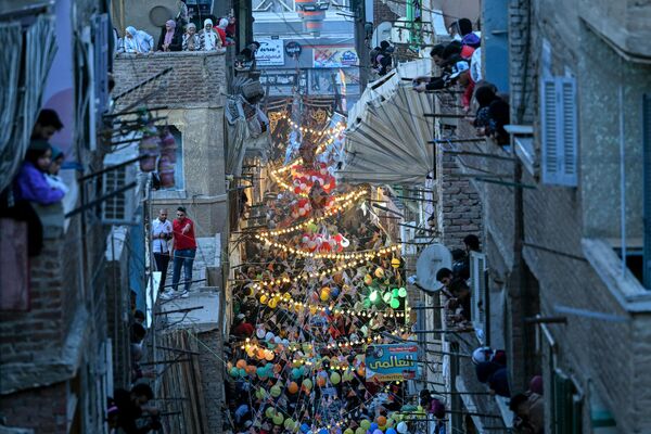 من مظاهر الاحتفالات الرمضانية في أحد شواريع مدينة القاهرة، مصر، 25 مارس 2024. - سبوتنيك عربي