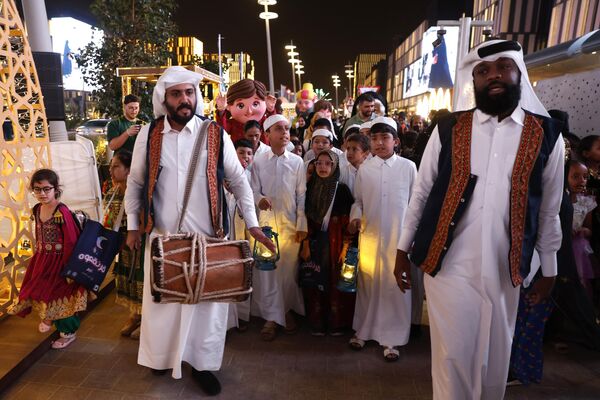 يحتفل الناس بمهرجان &quot;القرنقعوه&quot;، وهو حفل تقليدي للأطفال في منطقة الخليج، يتم الاحتفال به بعد الإفطار، في الليلة 14 من شهر رمضان، بمناسبة حلول منتصف الشهر، الدوحة، قطر، 24 مارس 2024. - سبوتنيك عربي