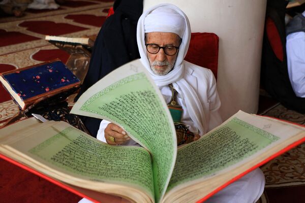 مصلٍ يمني يقرأ القرآن في المسجد الكبير في مدينة صنعاء القديمة، خلال شهر رمضان، في 25 مارس 2024. - سبوتنيك عربي