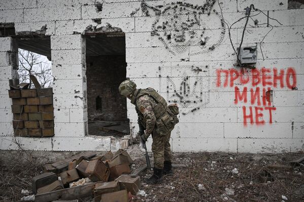 مهندسون عسكريون تابعون لقوات مجموعة تسنتر (المركز) يقومون بإزالة الألغام في أفدييفكا، منطقة العملية العسكرية الخاصة - سبوتنيك عربي