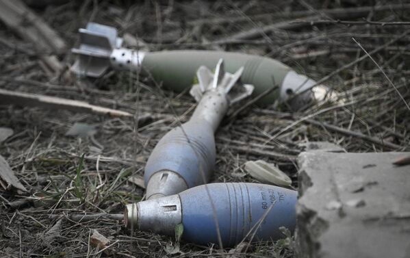 مهندسون عسكريون تابعون لقوات مجموعة تسنتر (المركز) يقومون بإزالة الألغام في أفدييفكا، منطقة العملية العسكرية الخاصة - سبوتنيك عربي