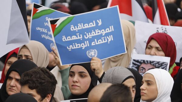 فلسطينيون يحتجون أمام الأونروا في بيروت تحت شعار لا مساومة على انتمائنا الوطني  - سبوتنيك عربي