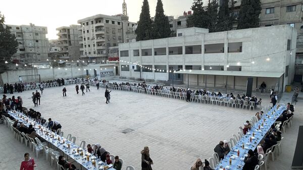 
إفطارات جماعية في الغوطة الشرقية لدمشق تعيد إحياء أجواء رمضان قبل الحرب - سبوتنيك عربي