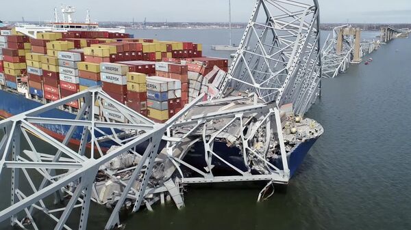 Грузовое судно Дали застряло под частью конструкции моста Фрэнсиса Скотта Ки после того, как корабль врезался в мост, Балтимор, США - سبوتنيك عربي