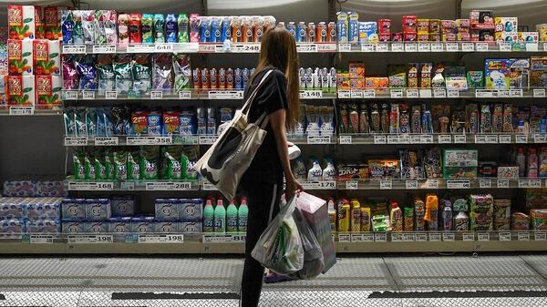 امرأة تتفقد منتجات التنظيف المعروضة أمام سوبر ماركت في طوكيو، اليابان - سبوتنيك عربي