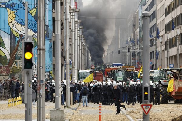 الشرطة تتحرك لفض مظاهرة للمزارعين بالقرب من مبنى المجلس الأوروبي في بروكسل. - سبوتنيك عربي