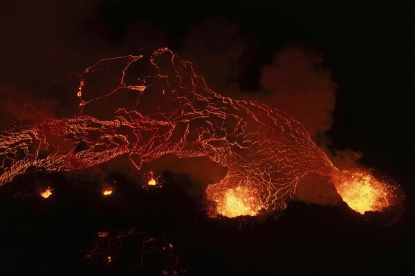 تتدفق الحمم البركانية من البركان بالقرب من بلدة جريندافيك، أيسلندا، في وقت مبكر من يوم الاثنين 25 مارس 2024. - سبوتنيك عربي