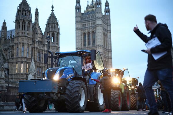 أحد المزارعين يجري مقابلة أثناء مرور الجرارات في وستمنستر، وهي مظاهرة نظمتها منظمة Save British Farming ضد السياسة الغذائية في بريطانيا. - سبوتنيك عربي