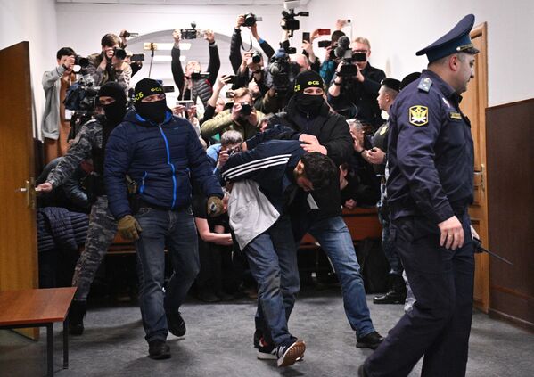 داليرجون ميرزويف (في الوسط)، محتجز للاشتباه في قيامه بهجوم إرهابي في قاعة مجمع &quot;كروكوس&quot;، في مبنى محكمة باسماني في موسكو. - سبوتنيك عربي