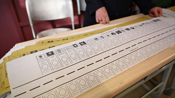 مسؤول يقوم بإعداد أوراق الاقتراع خلال الانتخابات البلدية التركية في إسطنبول،31 مارس/ آذار 2024 - سبوتنيك عربي