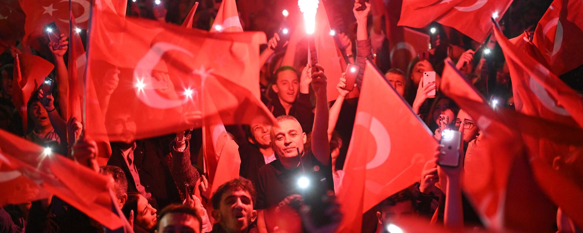 أنصار حزب الشعب الجمهوري المعارض يحتفلون خارج مبنى البلدية، إسطنبول، 31 مارس 2024. - سبوتنيك عربي, 1920, 31.03.2024