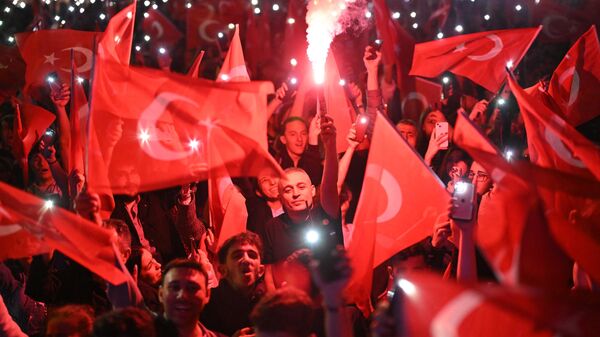 أنصار حزب الشعب الجمهوري المعارض يحتفلون خارج مبنى البلدية، إسطنبول، 31 مارس 2024. - سبوتنيك عربي