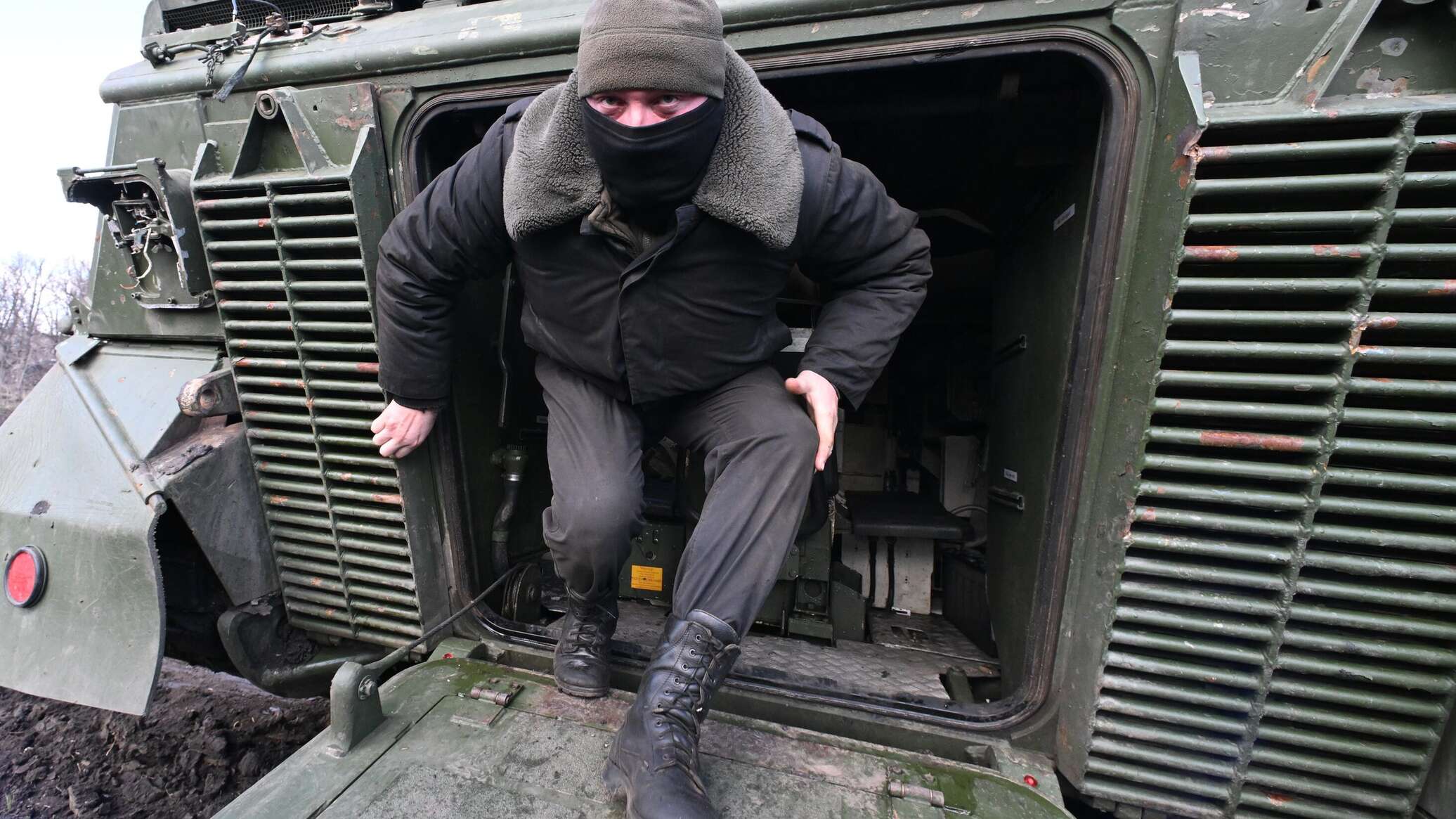 صور لقيام مختصين روس بترميم وإصلاح مدرعة "ماردر"