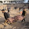 Палестинцы выносят тело из разрушенной больницы Аль-Шифа в Газе после того, как израильские военные покинули комплекс - سبوتنيك عربي