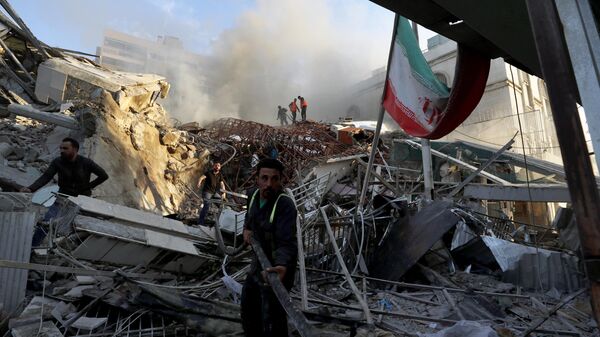 Экстренные службы работают у разрушенного здания иранского консульства, пострадавшего от авиаудара ВВС Израиля в Дамаске - سبوتنيك عربي
