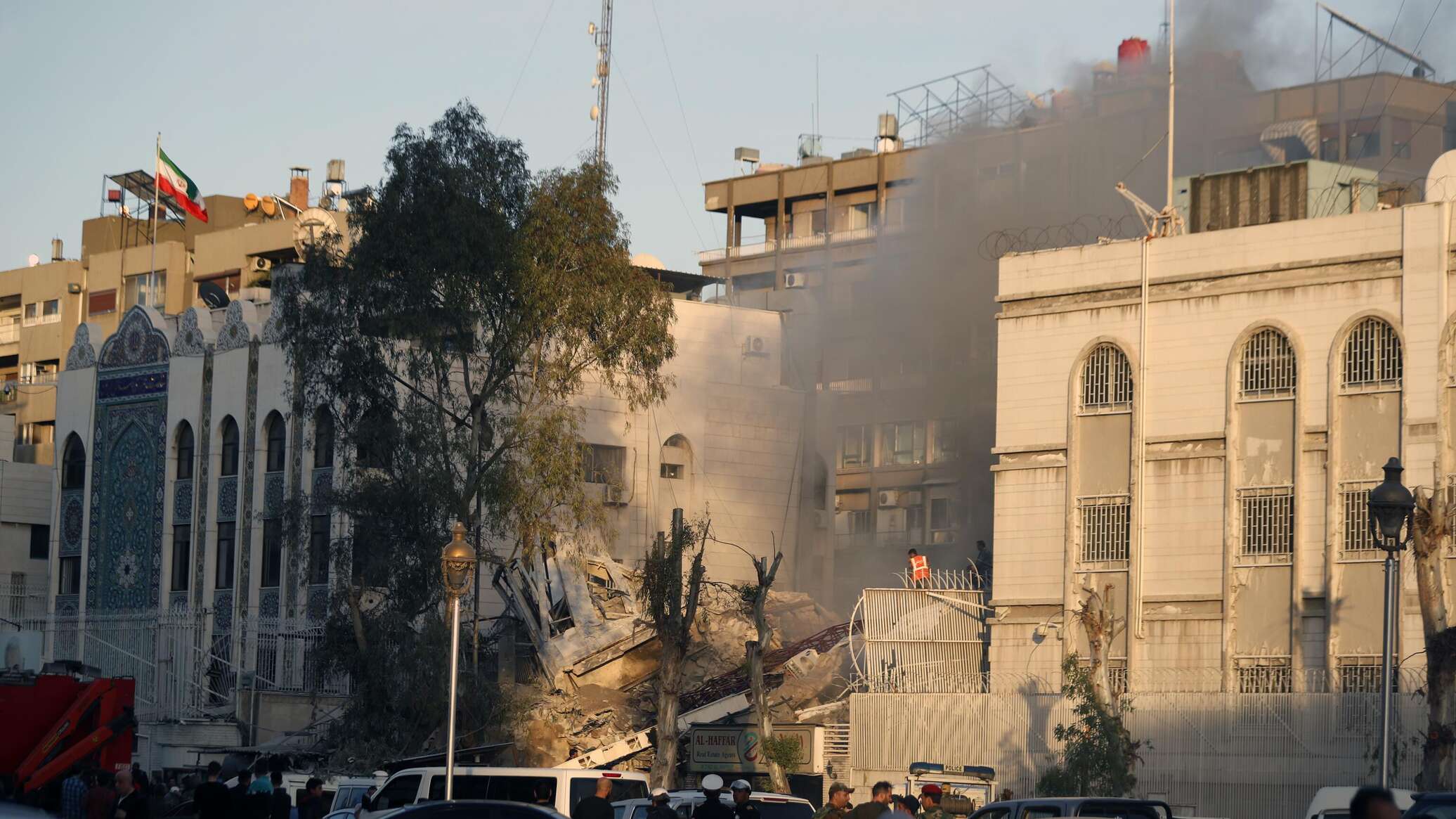 خبراء سوريون لا يتوقعون ردا إيرانيا مباشرا على قصف إسرائيل لمبنى القنصلية