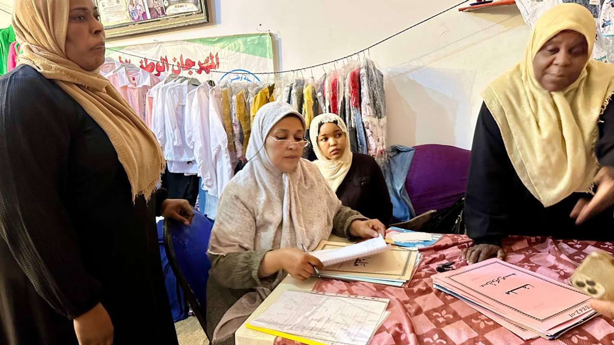جمعية نسائية تؤمن ملابس العيد للفقراء والمحتاجين في العاصمة الليبية طرابلس... صور