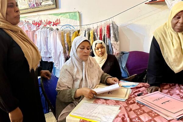 حملة نسائية لتوزيع ملابس العيد على الفقراء والمحتاجين بالعاصمة طرابلس - سبوتنيك عربي