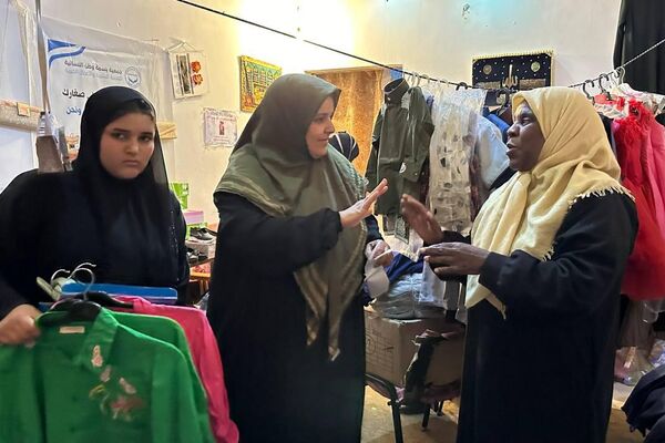 حملة نسائية لتوزيع ملابس العيد على الفقراء والمحتاجين بالعاصمة طرابلس - سبوتنيك عربي